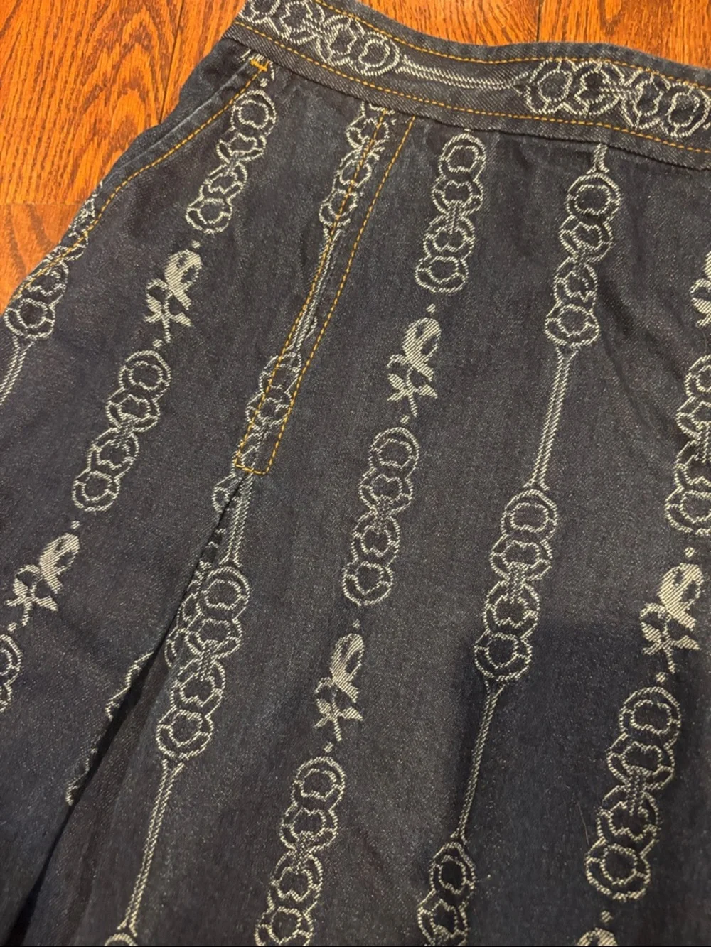 Tory Burch Dark Blue Denim Pleated Skirt with All-Over Chain Motif jacquard - Picture 3 of 5